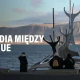Islandia, choć geograficznie blisko Europy, ma złożone relacje z UE. Widok na rzeźbę i góry.