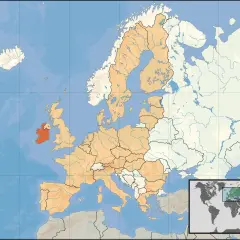 Mapa Europy z zaznaczoną na pomarańczowo Irlandią. Gdzie jest Dublin? Na tej wyspie, na wschód od Wielkiej Brytanii.