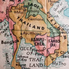 Mapa pokazuje, gdzie jest Tajlandia, obok Laosu i Kambodży. Widać Bangkok i Zatokę Tajlandzką.