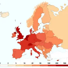 Mapa Europy z zaznaczonymi krajami o różnym zagęszczeniu ludności. Najciemniejsze odcienie czerwieni oznaczają największą liczbę mieszkańców na km².