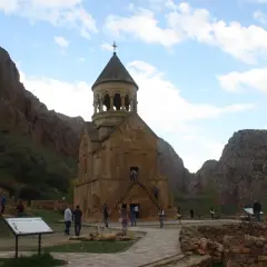 Kamienny klasztor w skalistym krajobrazie. Czy Armenia jest w Europie? To pytanie zadają sobie turyści zwiedzający ten historyczny zakątek.