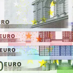 Banknoty euro o nominałach 5, 10, 20 i 100. To waluta używana na Malcie i w wielu innych krajach Europy.