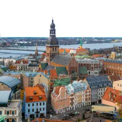Widok na Rygę, stolicę Łotwy, z charakterystyczną katedrą i mostem nad Dźwiną.