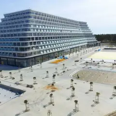 Nowy hotel Gołębiewski w Pobierowie wkrótce otwarty. Widok na nowoczesny obiekt i teren budowy.