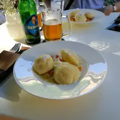 Ołomuniec gdzie zjeść? Pyszne knedliki z owocami i piwo Bernard na stole. Idealne miejsce na posiłek.