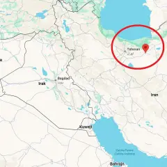 Mapa pokazuje, gdzie jest Teheran, stolica Iranu, zaznaczona na czerwono. Widać też sąsiednie kraje: Turcję, Syrię, Irak, Kuwejt, Bahrajn, Iran, Turkmenistan.
