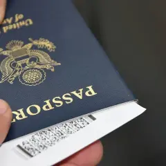 Dłoń trzyma paszport USA, gotowy do podróży do krajów poza Unią Europejską.