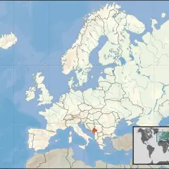 Mapa Europy z zaznaczoną Czarnogórą. Ten kraj leży na Bałkanach, nad Adriatykiem.