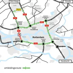 Mapa pokazuje, gdzie jest Rotterdam, z zaznaczoną trasą objazdową i zamkniętym odcinkiem A4.