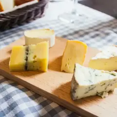 Deska z różnorodnym serem typu włoskiego: pleśniowy, żółty i brie. Idealny wybór na degustację.
