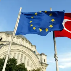 Flaga UE i Turcji powiewają przed meczetem. Czy Turcja jest w UE? Pytanie wciąż otwarte.