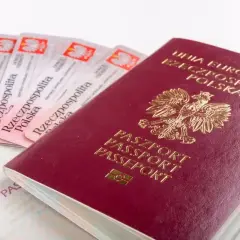 Polski paszport i kilka wiz, gotowe na podróż do Irlandii.
