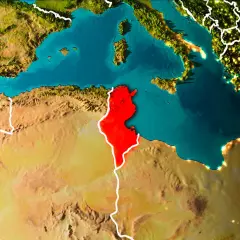 Mapa świata z zaznaczoną na czerwono Tunezją. Widoczna Europa, Morze Śródziemne i północna Afryka. Gdzie jest Tunezja? Tutaj!