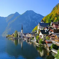 Hallstatt, Austria, malownicze miasteczko nad jeziorem, gdzie góry spotykają się z wodą. Czy Austria jest w Unii? Tak, jest członkiem UE.