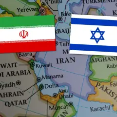 Flagi Iranu i Izraela na mapie, pokazujące gdzie leży Iran, otoczony przez Kuwejt, Arabię Saudyjską, Afganistan i Pakistan.