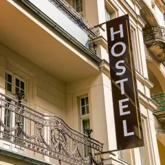 Jak wygląda nocleg w hostelu? Odkryj komfort i oszczędności