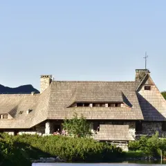 Ile kosztuje nocleg w schronisku? Ceny w Tatrach i Karkonoszach