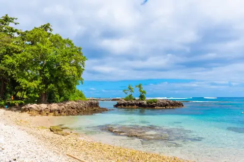 Rajskie plaże i turkusowe wody wysp Vanuatu. Małe skaliste wysepki z drzewami pośród lazurowego oceanu.