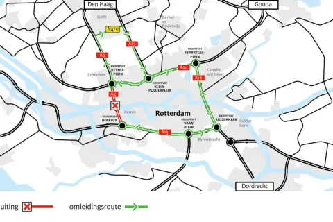 Mapa pokazuje, gdzie jest Rotterdam, z zaznaczoną trasą objazdową i zamkniętym odcinkiem A4.
