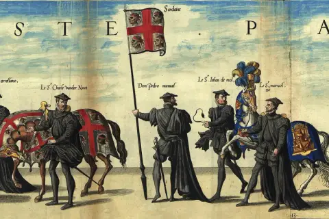 Uroczysty pochód z flagą Sardynii, przedstawiającą głowy Maurów. Postacie w historycznych strojach, jeden z nich niesie sztandar.