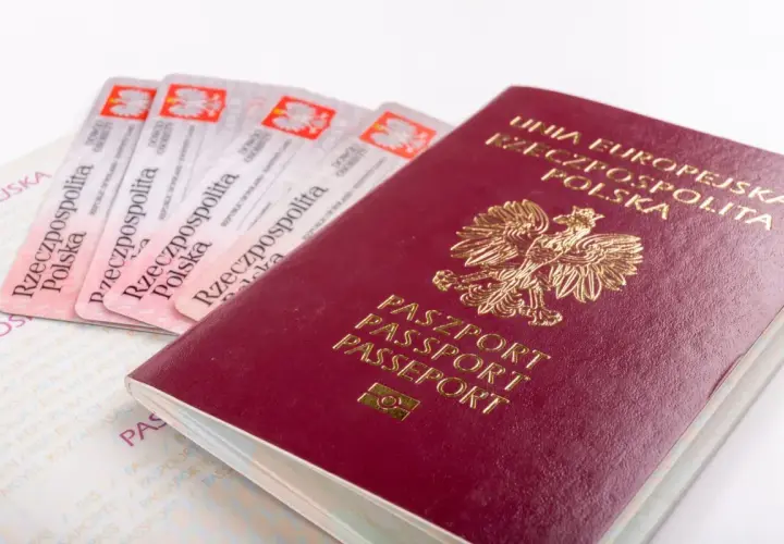 Polski paszport i kilka dowodów osobistych. Czy do Szwecji potrzebny jest paszport? Tak, dla obywateli spoza UE.