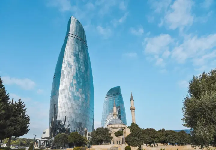 Nowoczesne wieżowce i meczet w Baku, symbolizujące rozwój i bezpieczeństwo Azerbejdżanu.