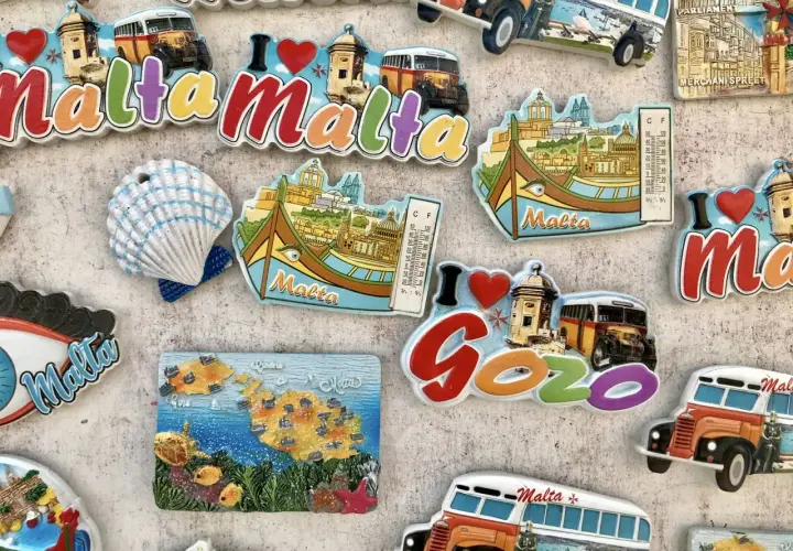 Kolekcja magnesów z Malty i Gozo, idealna pamiątka. Znajdziesz tu widoki miast, łodzie i autobusy. Co przywieźć z Malty? Takie magnesy!