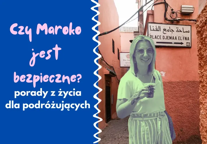 Kobieta z tatuażem na ręce uśmiecha się, trzymając napój, na tle uliczki w Maroku. Czy Maroko jest bezpieczne? Porady dla podróżujących.