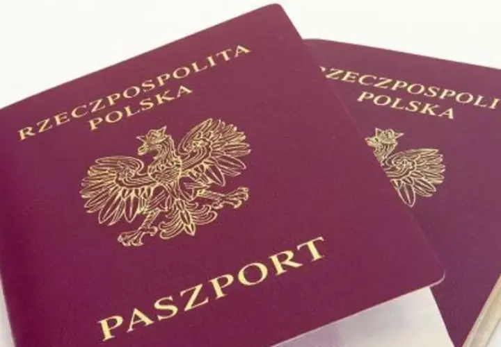 Dwa polskie paszporty. Czy do Anglii trzeba paszport? Tak, potrzebny jest paszport, aby podróżować do Wielkiej Brytanii.