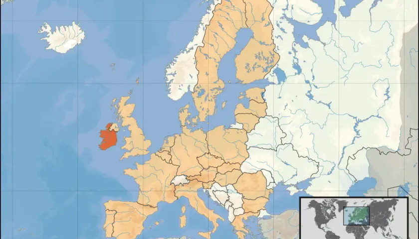 Mapa Europy z zaznaczoną na pomarańczowo Irlandią. Gdzie jest Dublin? Na tej wyspie, na wschód od Wielkiej Brytanii.