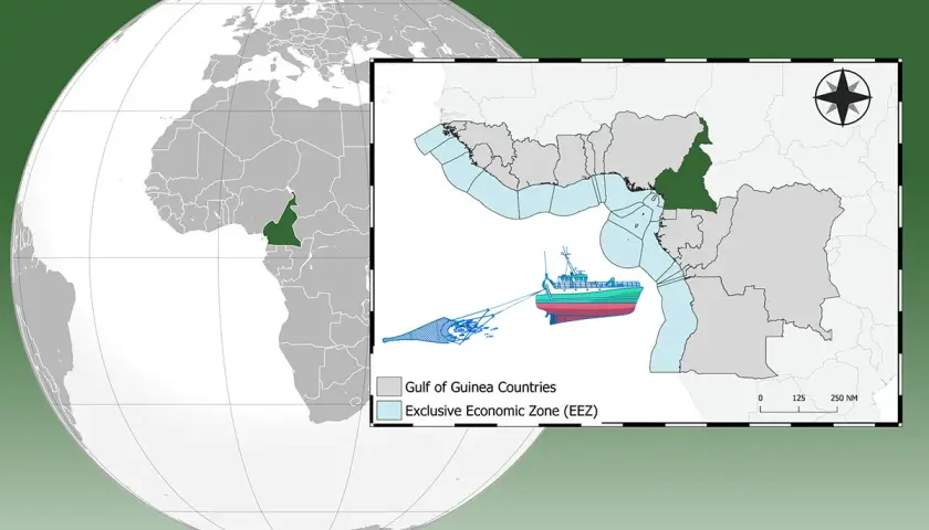 Mapa pokazuje, gdzie jest Kamerun, zaznaczony na zielono na tle Afryki i Zatoki Gwinejskiej, z widocznym statkiem rybackim i jego siecią.