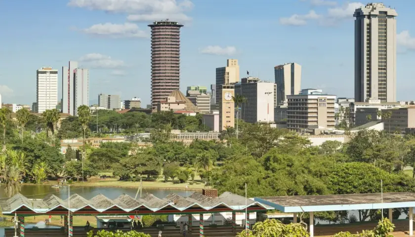Widok na miasto z Nairobi, z wieżowcami i zielonymi drzewami. W oddali jezioro i pawilony.