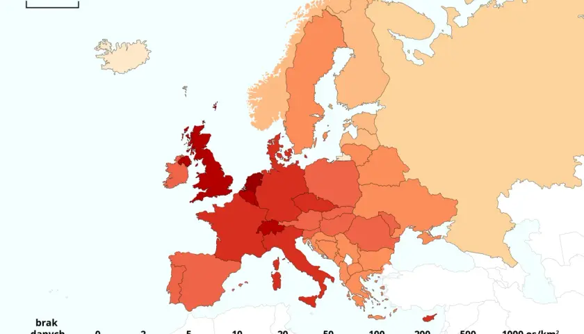 Mapa Europy z zaznaczonymi krajami o różnym zagęszczeniu ludności. Najciemniejsze odcienie czerwieni oznaczają największą liczbę mieszkańców na km².