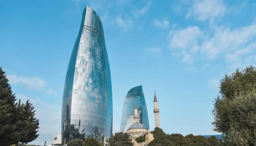 Nowoczesne wieżowce i meczet w Baku, symbolizujące rozwój i bezpieczeństwo Azerbejdżanu.