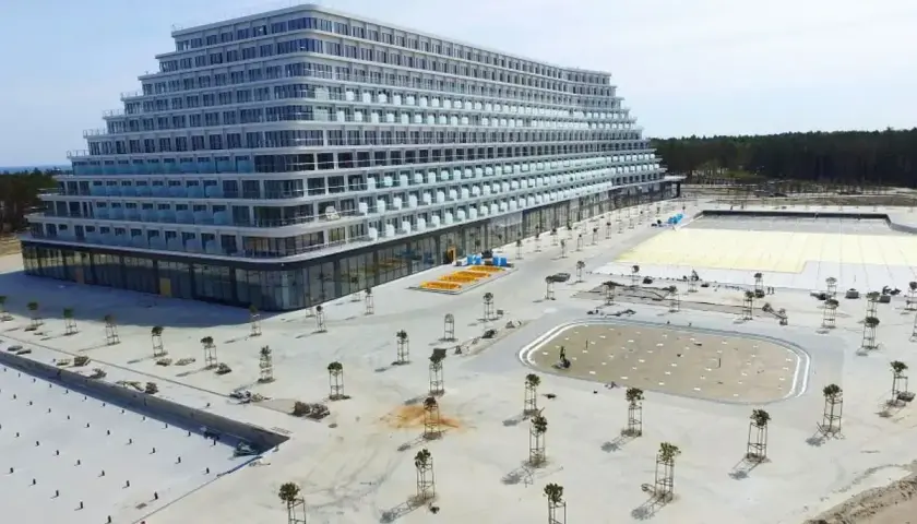 Nowy hotel Gołębiewski w Pobierowie wkrótce otwarty. Widok na nowoczesny obiekt i teren budowy.