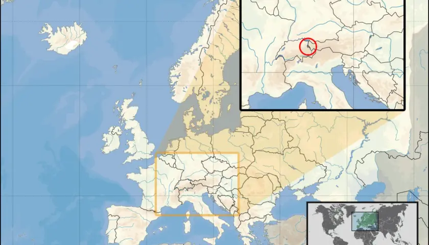 Mapa Europy z zaznaczonym Liechtensteinem. Gdzie leży Liechtenstein? W Alpach, między Szwajcarią a Austrią, co pokazuje zbliżenie.