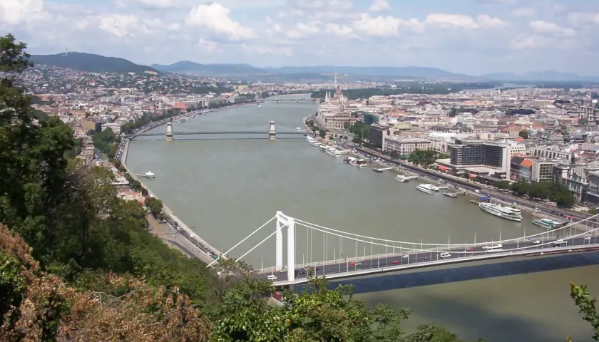 Widok na Dunaj w Budapeszcie, przypominający o tym, przez jakie państwa przepływa Dunaj, z mostami i miastem w tle.