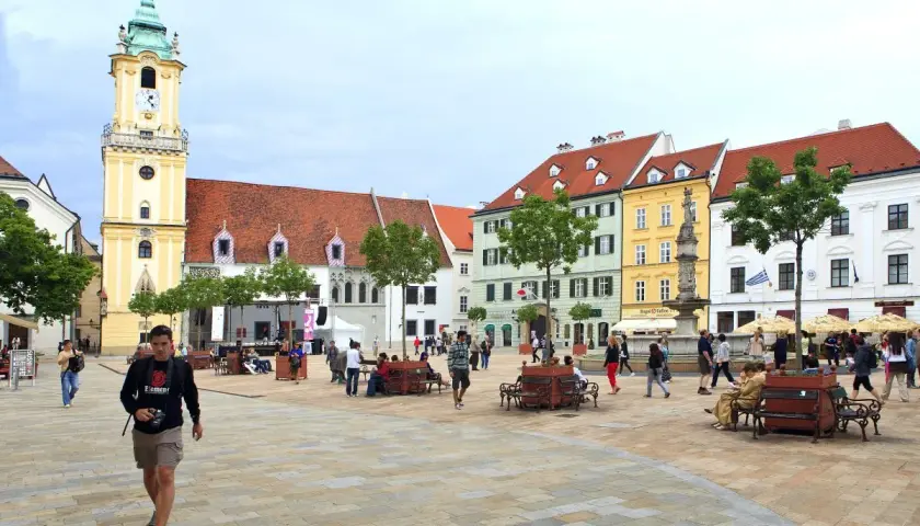 Rynek w Bratysławie, gdzie bratysława liczba ludności jest widoczna w tłumie turystów i mieszkańców spacerujących po brukowanym placu.
