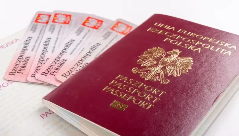 Polski paszport i kilka wiz, gotowe na podróż do Irlandii.