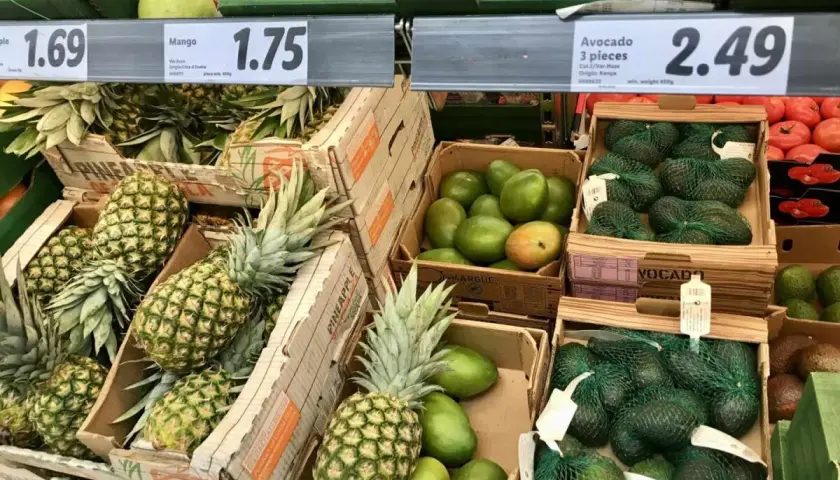 Ananasy, mango i awokado na sprzedaż. Ceny w restauracjach na Malcie mogą się różnić, ale tutaj widzimy ceny w sklepie.