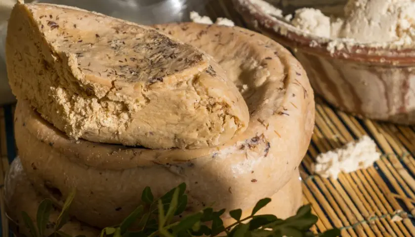 Sardynia oferuje unikalne sery. Casu marzu cena jest wysoka ze względu na jego specyfikę.