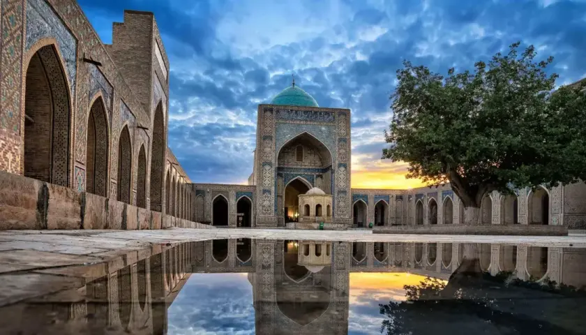 Bujna zieleń drzewa i odbijające się w wodzie zdobione budowle. Uzbekistan z kim graniczy? To kraj w Azji Środkowej, otoczony przez Kazachstan, Turkmenistan, Kirgistan, Tadżykistan i Afganistan.