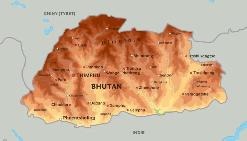 Mapa pokazuje, gdzie leży Bhutan, między Chinami (Tybetem) a Indiami, w otoczeniu Himalajów.