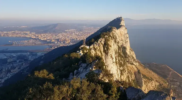 Gdzie leży Gibraltar? Poznaj jego wyjątkowe położenie i znaczenie