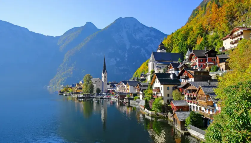 Hallstatt, Austria, malownicze miasteczko nad jeziorem, gdzie góry spotykają się z wodą. Czy Austria jest w Unii? Tak, jest członkiem UE.