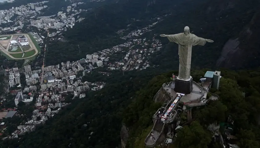 Widok na Rio de Janeiro z pomnikiem Chrystusa Odkupiciela. Widać gęstą zabudowę miasta i zalesione wzgórza, świadczące o dużej brazylijskiej ludności.