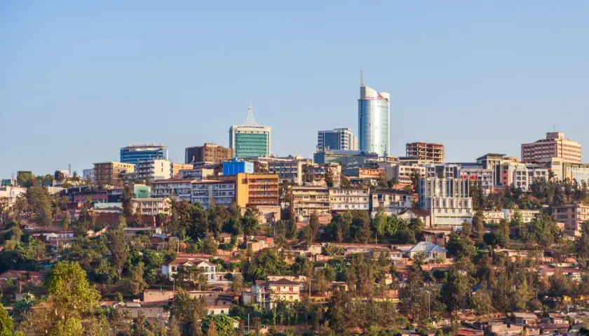 Widok na wzgórza Kigali, stolicę Ruandy, z nowoczesnymi budynkami i zielenią.