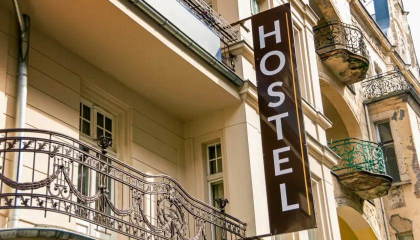 Jak wygląda nocleg w hostelu? Odkryj komfort i oszczędności