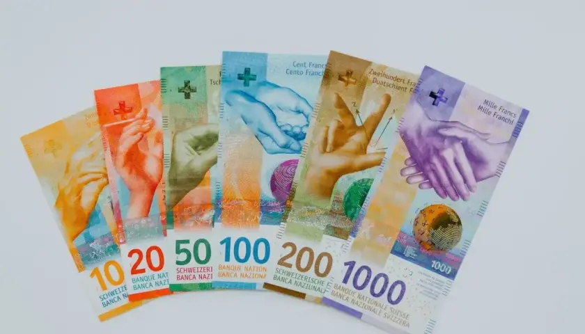 Szwajcarskie franki, waluta Liechtensteinu, w różnych nominałach: 10, 20, 50, 100, 200 i 1000.