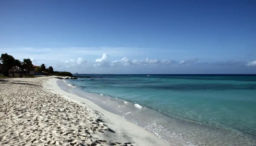 Piękna plaża na Karaibach, część dawnych **Netherlands Antilles**. Turkusowa woda, biały piasek i palmy tworzą rajski krajobraz.